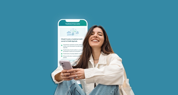 immagine ragazza con camicia bianca mentre tiene il telefono. sullo sfondo schermata app crédit agricole | Crédit Agricole immagine ragazza con camicia bianca mentre tiene il telefono. sullo sfondo schermata app crédit agricole | Crédit Agricole