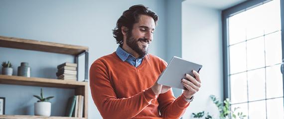 ragazzo che guarda tablet sorridendo | Crédit Agricole ragazzo che guarda tablet sorridendo | Crédit Agricole