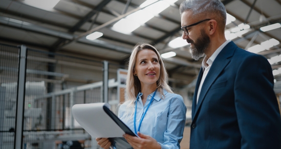 due persone che parlano guardando dei documenti | Crédit Agricole due persone che parlano guardando dei documenti | Crédit Agricole