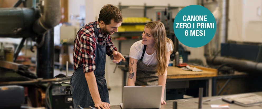 uomo e donna meccanici che parlano guardando un pc | Crédit Agricole uomo e donna meccanici che parlano guardando un pc | Crédit Agricole