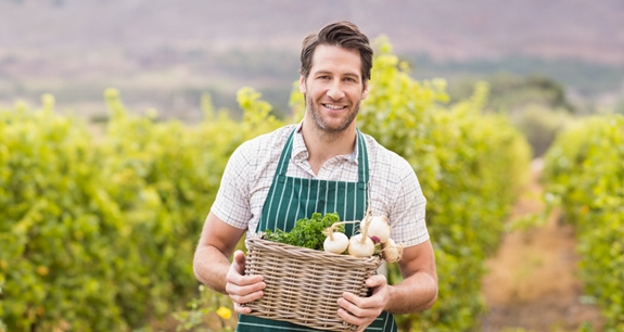 Uomo con in mano un cesto di finocchi | Crédit Agricole Uomo con in mano un cesto di finocchi | Crédit Agricole