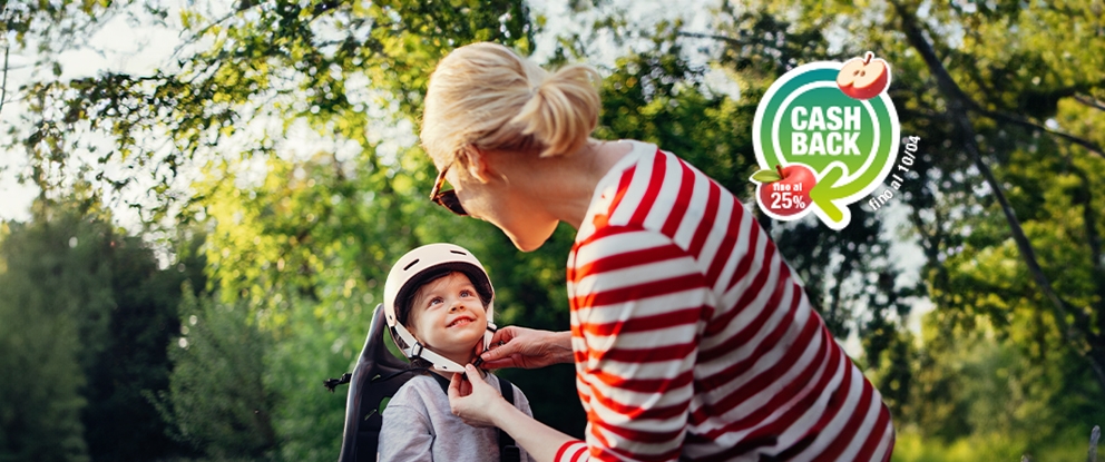 donna che allaccia il casco a un bambino in bici | Crédit Agricole donna che allaccia il casco a un bambino in bici | Crédit Agricole