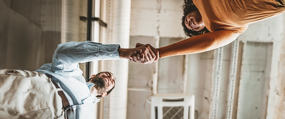 persone che si stringono la mano presi dal basso | Crédit Agricole persone che si stringono la mano presi dal basso | Crédit Agricole