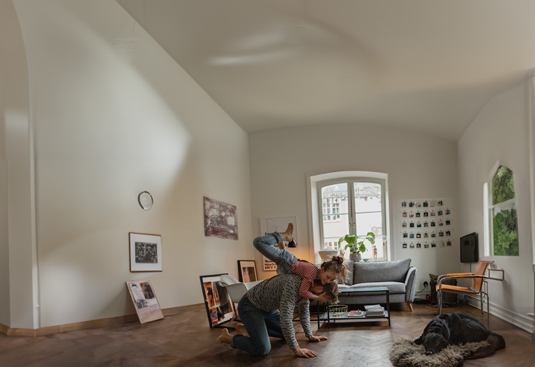 famiglia che gioca in soggiorno | Crédit Agricole famiglia che gioca in soggiorno | Crédit Agricole