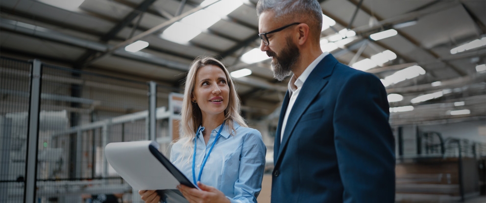 due persone che parlano guardando dei documenti | Crédit Agricole due persone che parlano guardando dei documenti | Crédit Agricole