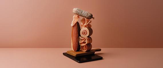 salumi stile natura morta su sfondo rosso | Crédit Agricole salumi stile natura morta su sfondo rosso | Crédit Agricole