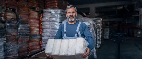 uomo in un magazzino con prodotti in mano | Crédit Agricole uomo in un magazzino con prodotti in mano | Crédit Agricole