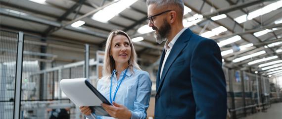 due persone che parlano guardando dei documenti | Crédit Agricole due persone che parlano guardando dei documenti | Crédit Agricole