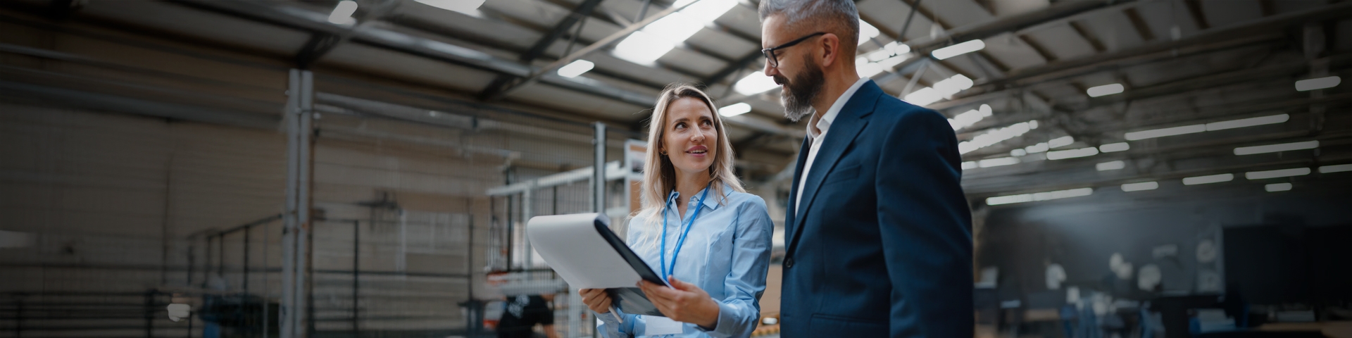 due persone che parlano guardando dei documenti | Crédit Agricole due persone che parlano guardando dei documenti | Crédit Agricole