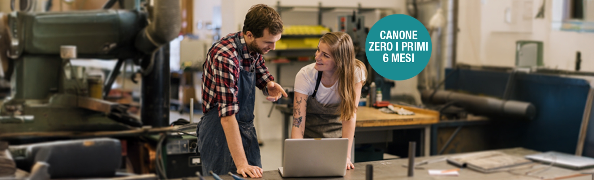 uomo e donna meccanici che parlano guardando un pc | Crédit Agricole uomo e donna meccanici che parlano guardando un pc | Crédit Agricole