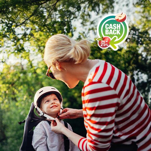 donna che allaccia il casco a un bambino in bici | Crédit Agricole donna che allaccia il casco a un bambino in bici | Crédit Agricole
