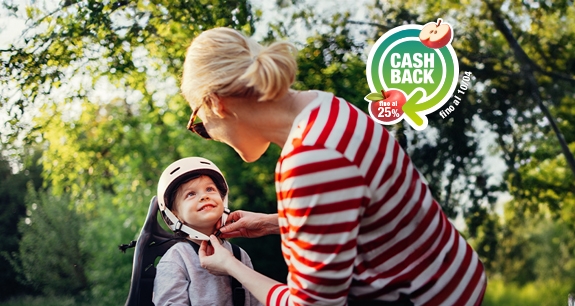 donna che allaccia il casco a un bambino in bici | Crédit Agricole donna che allaccia il casco a un bambino in bici | Crédit Agricole