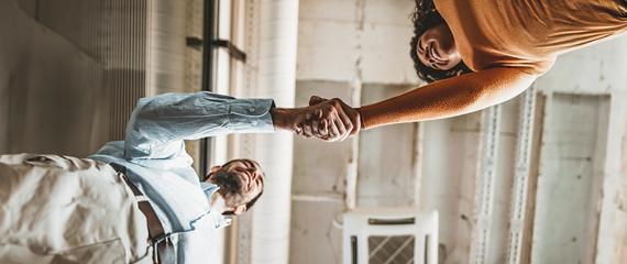 persone che si stringono la mano presi dal basso | Crédit Agricole persone che si stringono la mano presi dal basso | Crédit Agricole