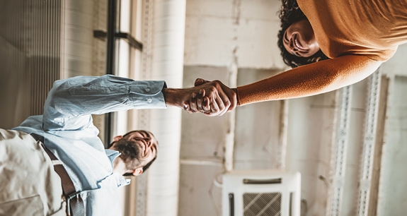 persone che si stringono la mano presi dal basso | Crédit Agricole persone che si stringono la mano presi dal basso | Crédit Agricole