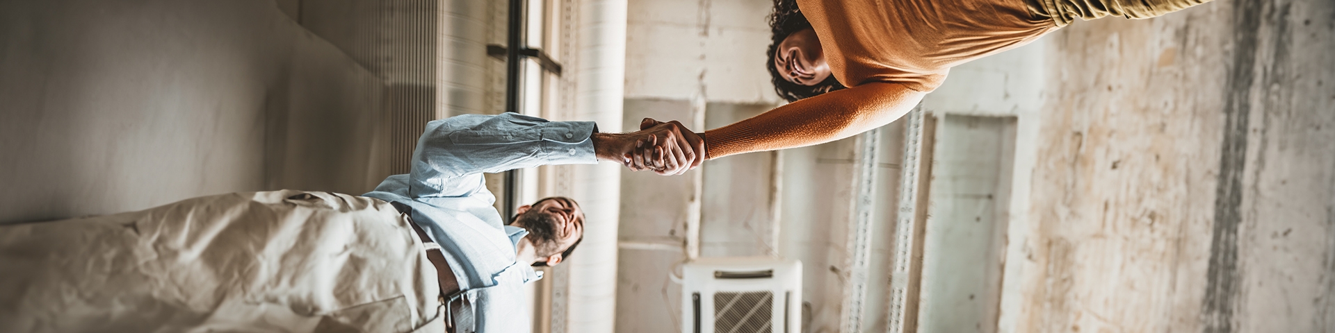 persone che si stringono la mano presi dal basso | Crédit Agricole persone che si stringono la mano presi dal basso | Crédit Agricole