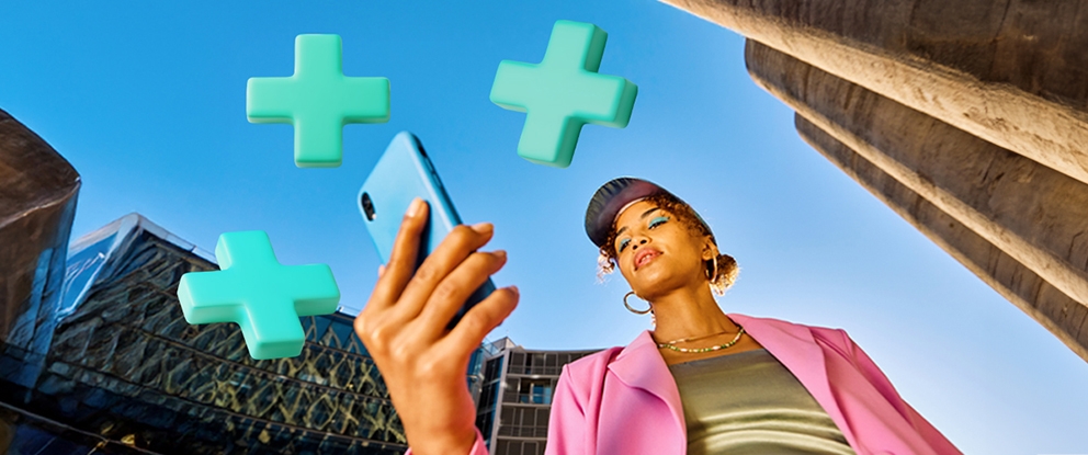 ragazza ripresa dal basso mentre guarda il cellulare. indossa giacca rosa, maglia dorata | Crédit Agricole ragazza ripresa dal basso mentre guarda il cellulare. indossa giacca rosa, maglia dorata | Crédit Agricole