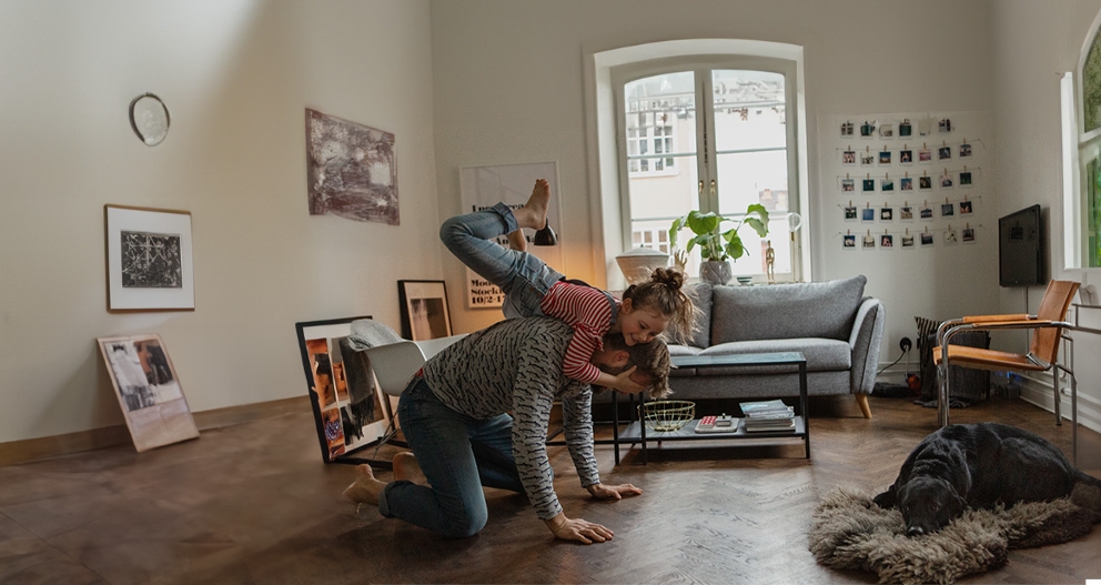 famiglia che gioca in soggiorno | Crédit Agricole famiglia che gioca in soggiorno | Crédit Agricole